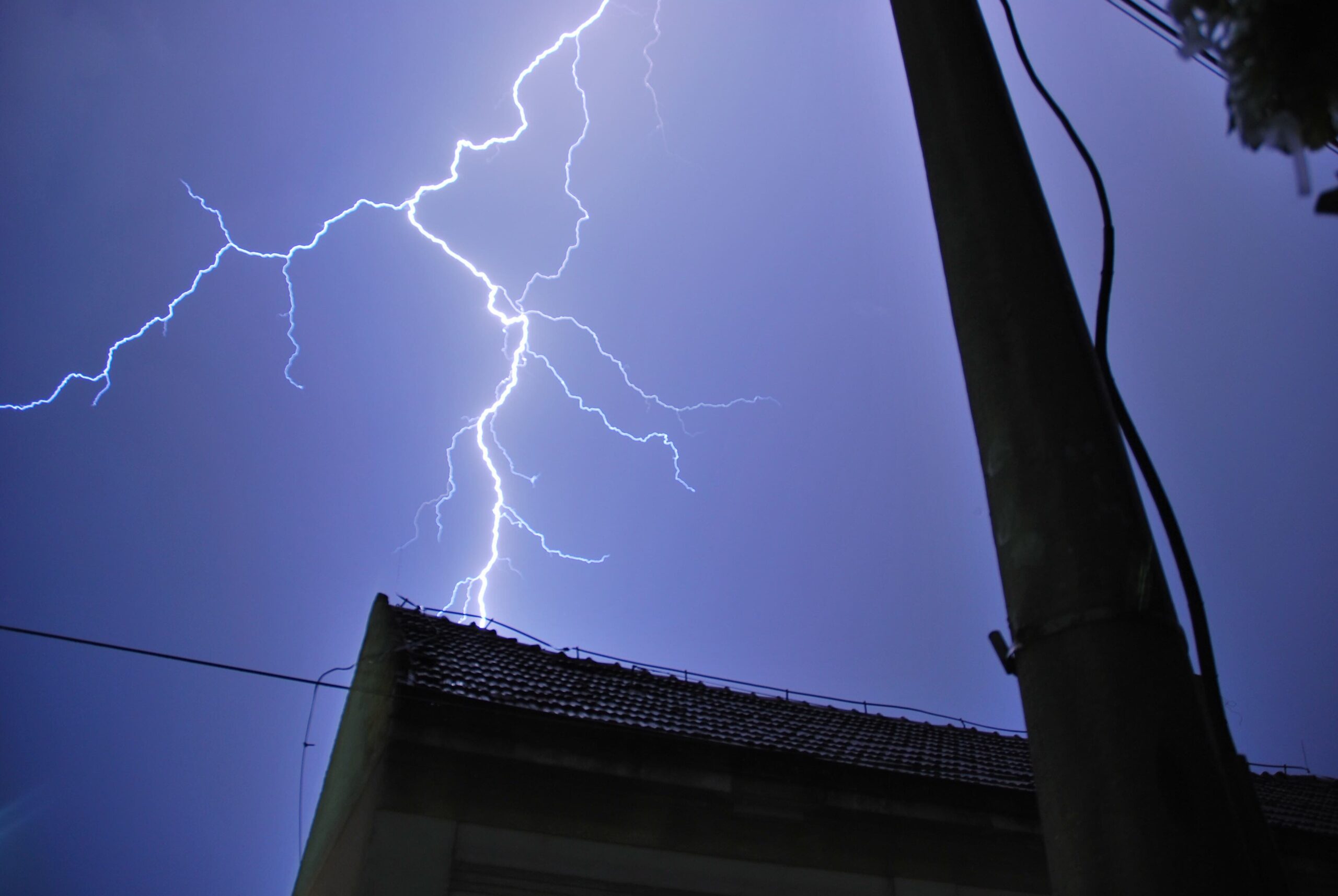 do you need lightning rod with metal roof​